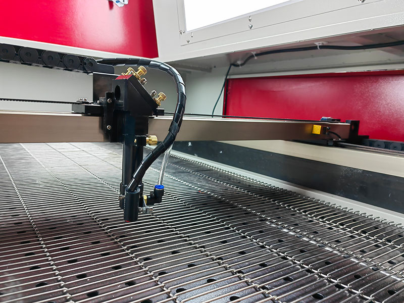 用于熱升華印花運動服的織物激光切割機(jī)