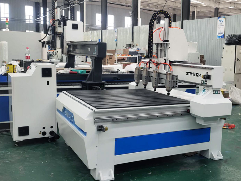 帶 4 個頭的多軸數控木工機