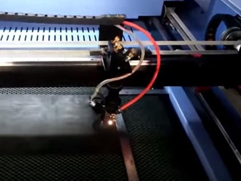 STJ9060 適合小型企業的激光墊片切割機