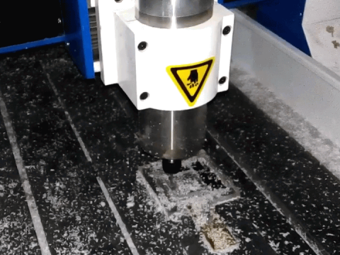 迷你數(shù)控雕刻機(jī)正在制作廣告用丙烯酸樹脂