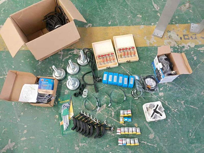 機器附帶的配件和工具