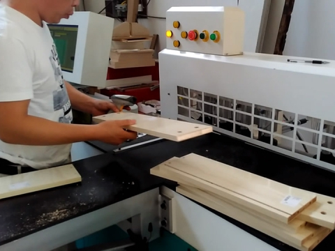 自動數控側鉆機如何工作？