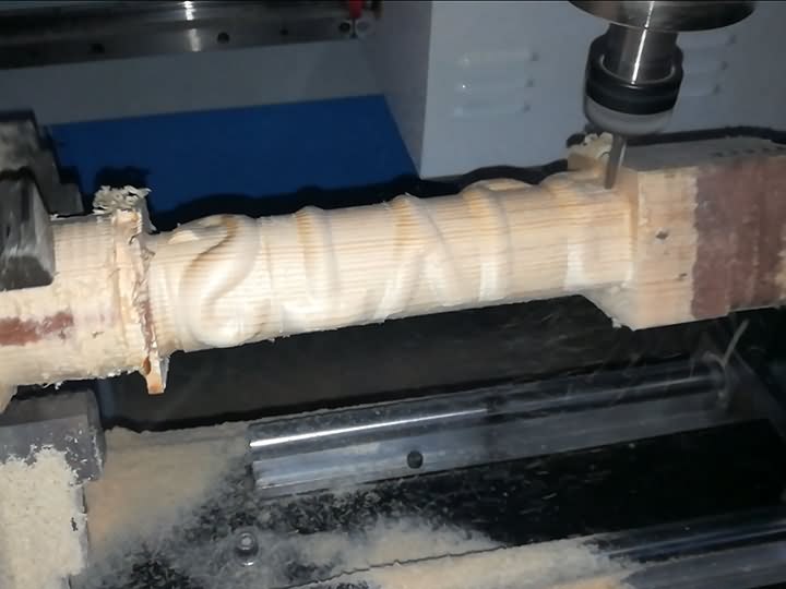 側(cè)面帶四軸旋轉(zhuǎn)的數(shù)控雕刻機(jī)的木制樣品