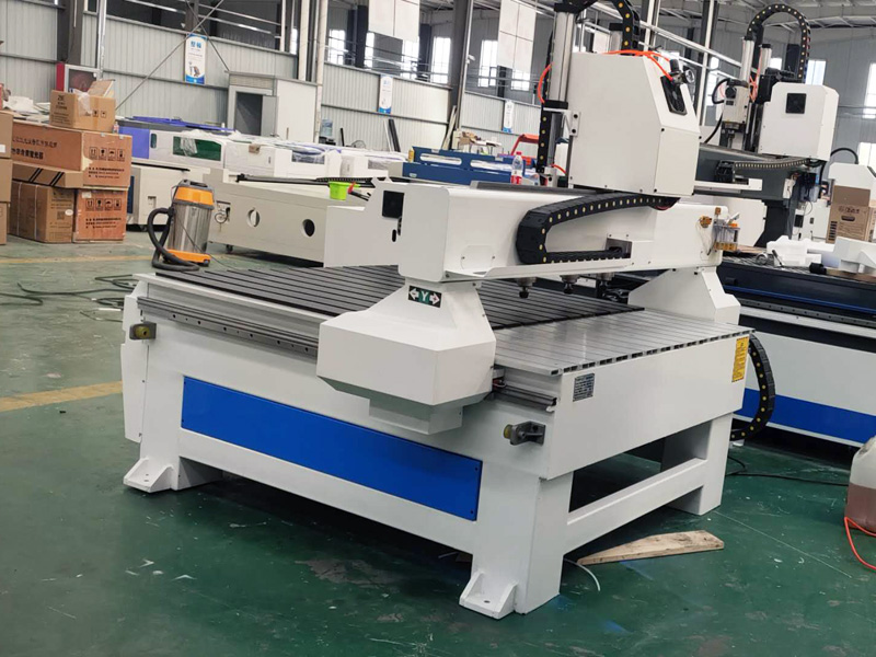 帶 4 個頭的多軸數控木工機