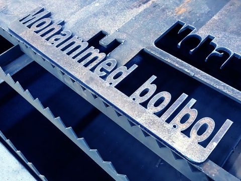 工業(yè)數(shù)控等離子切割工作臺(tái),配備 Hypertherm 等離子切割機(jī) 工業(yè)數(shù)控等離子切割工作臺(tái),配備 Hypertherm 等離子切割機(jī)