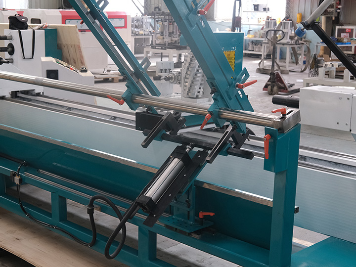 帶自動(dòng)送料器的多功能數(shù)控木工車床