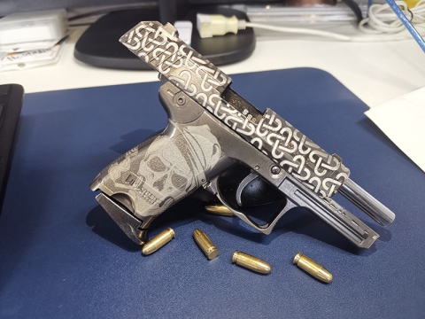 如何使用光纖激光深雕機 DIY 定制槍支？