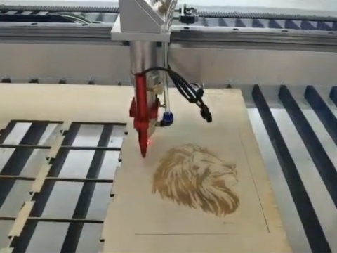 CO2 激光機雕刻和切割木制工藝品