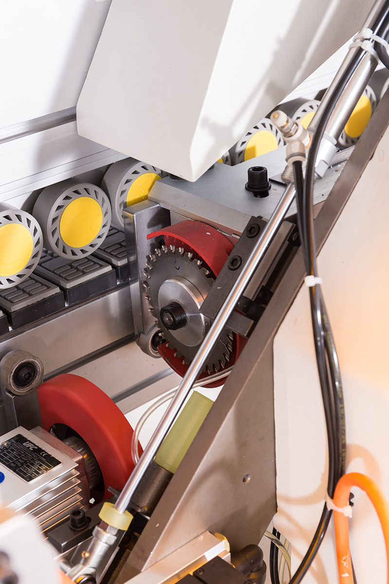 使用封邊機進行末端切割 使用封邊機進行末端切割