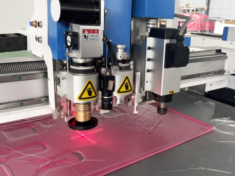 自動(dòng)振動(dòng)刀切割多層織物 自動(dòng)振動(dòng)刀切割多層織物