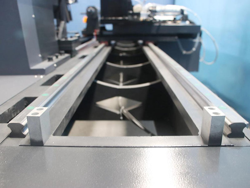 堅(jiān)固的床結(jié)構(gòu),穩(wěn)定性極佳 堅(jiān)固的床結(jié)構(gòu),穩(wěn)定性極佳