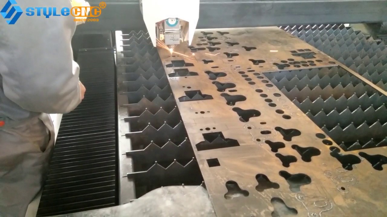 為英國(guó)客戶(hù)提供金屬板和管道激光切割機(jī)